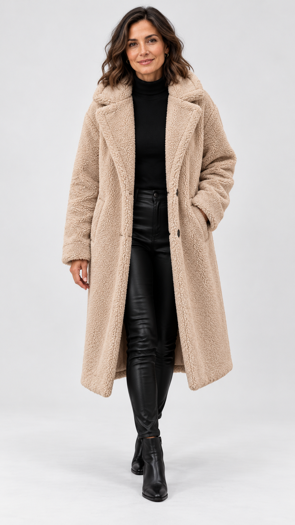 Brionyssa – Beiger Teddymantel, Vorderansicht