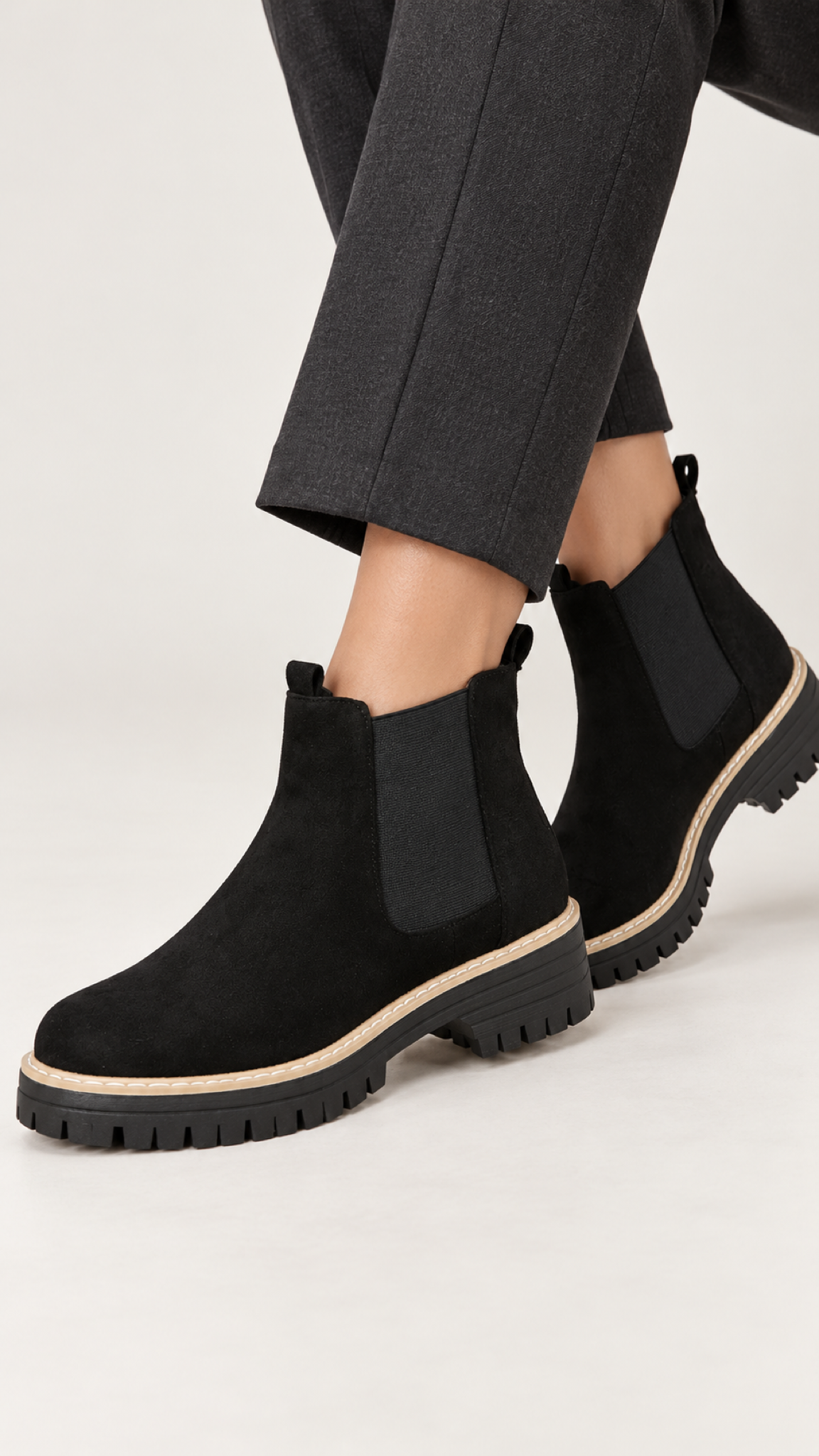 Chelsea-Stiefeletten – Schwarz – Am Fuß, Ansicht 1