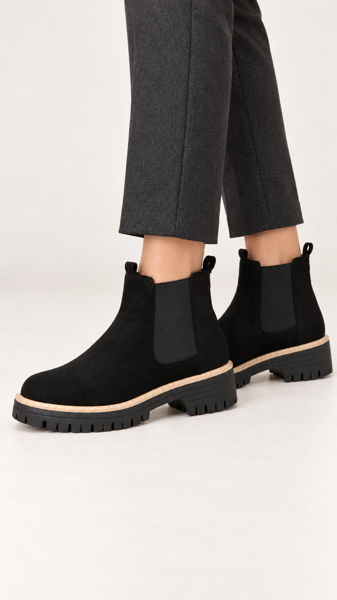 Chelsea-Stiefeletten – Schwarz – Am Fuß, Ansicht 3