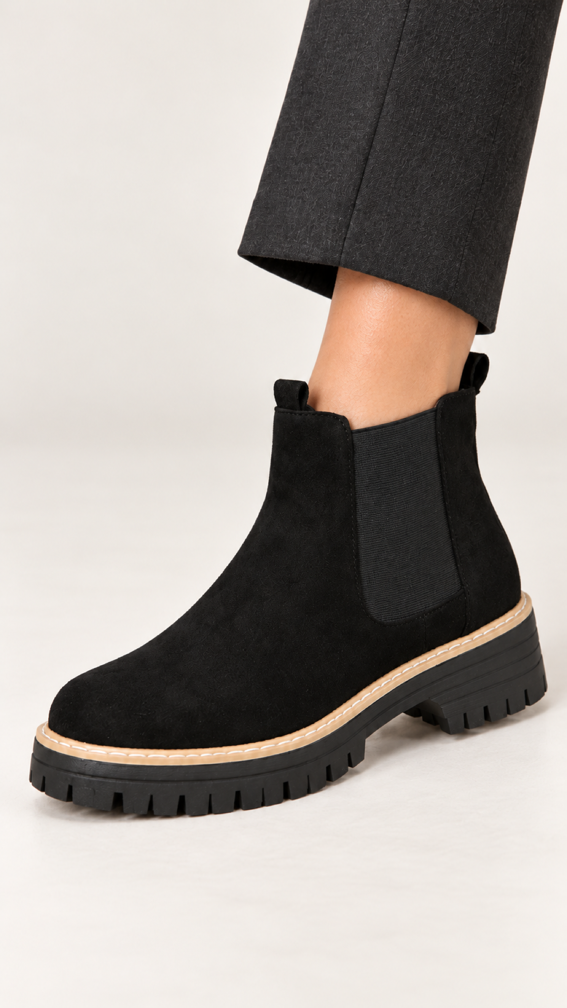 Chelsea-Stiefeletten – Schwarz – Am Fuß, Ansicht 4
