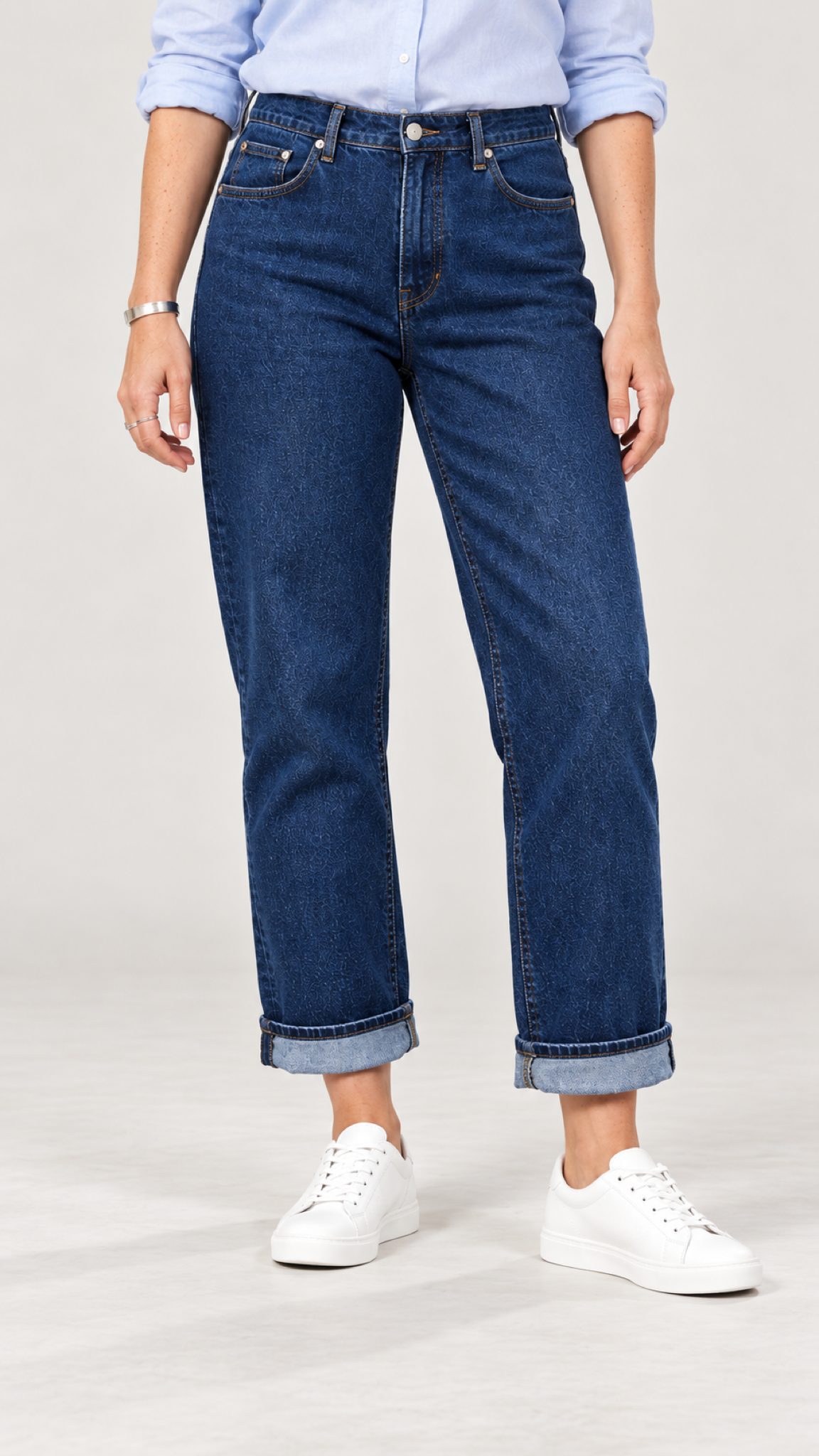 Emilia Straight-Leg-Jeans mit Umschlag – Dunkelblau – Detailansicht von Bund bis Schuhen