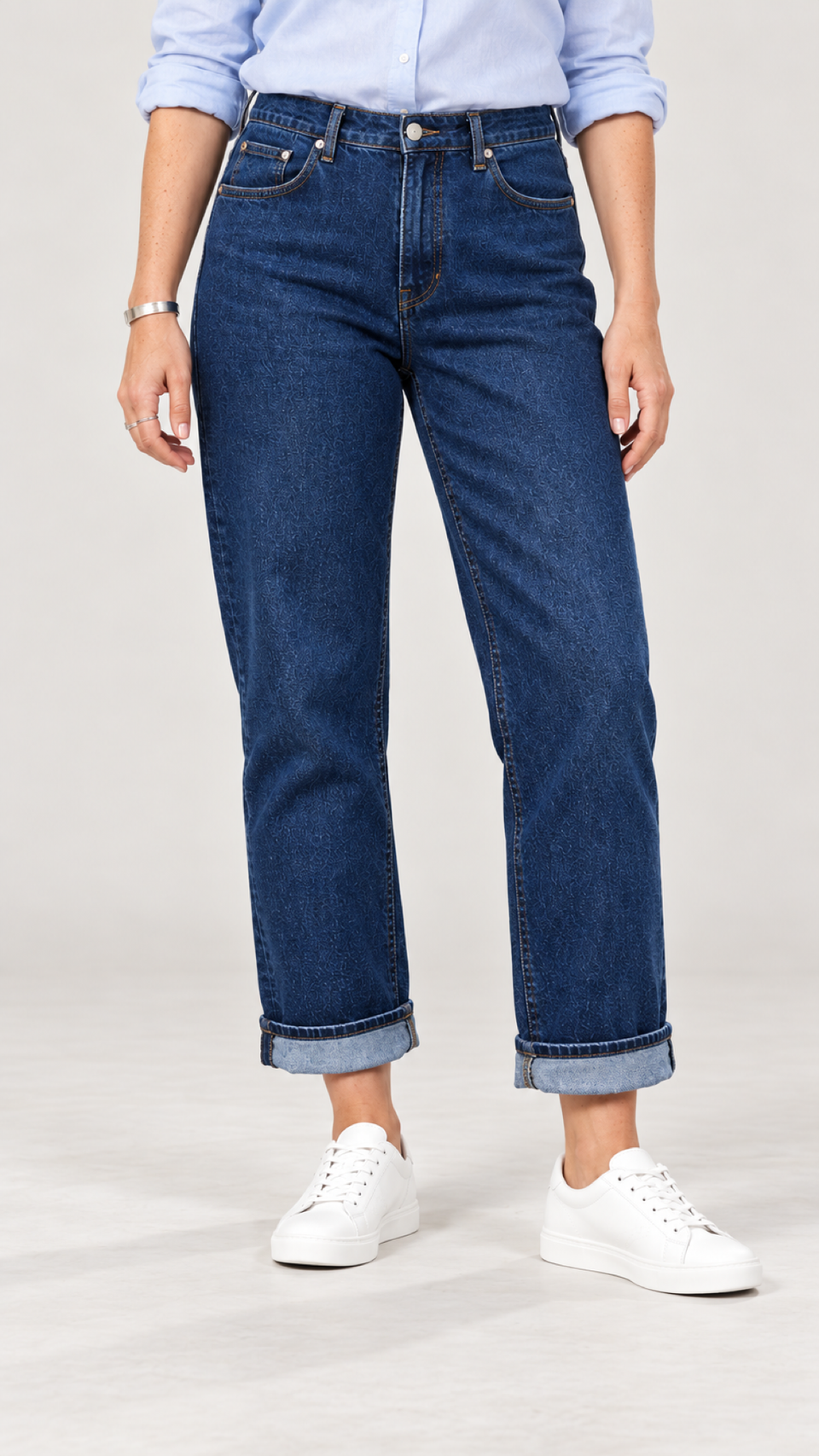 Emilia Straight-Leg-Jeans mit Umschlag – Dunkelblau – Detailansicht von Bund bis Schuhen
