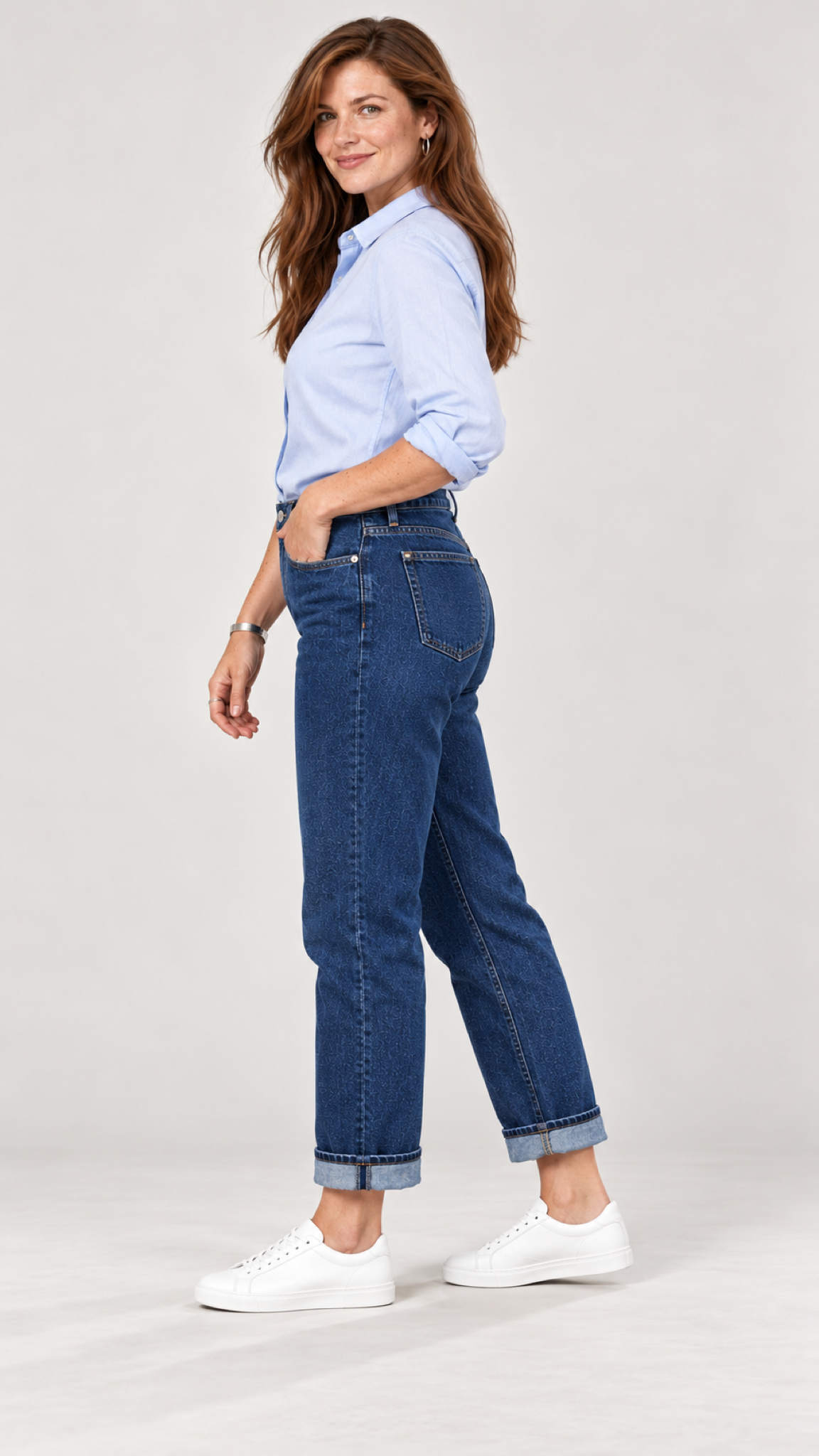Emilia Straight-Leg-Jeans mit Umschlag – Dunkelblau – Seitliche Ansicht am Model