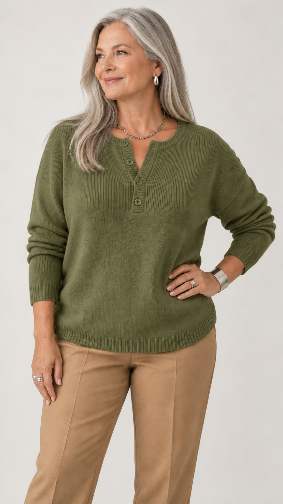 Faylinn Henley-Strickpullover in Olivgrün – Studioansicht