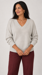 Hesper V-Ausschnitt-Strickpullover in Hellgrau – Studioansicht