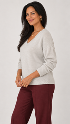 Hesper V-Ausschnitt-Strickpullover in Hellgrau – Seitenansicht
