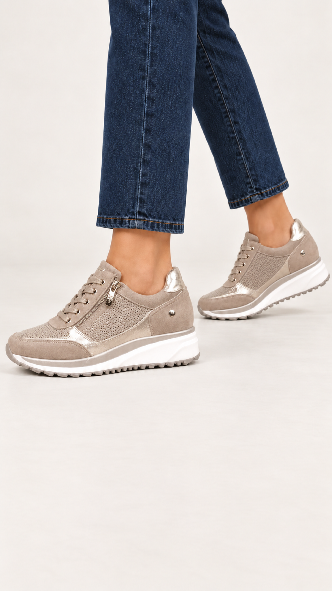 Sneaker mit Keilsohle – Beige – Ansicht 1