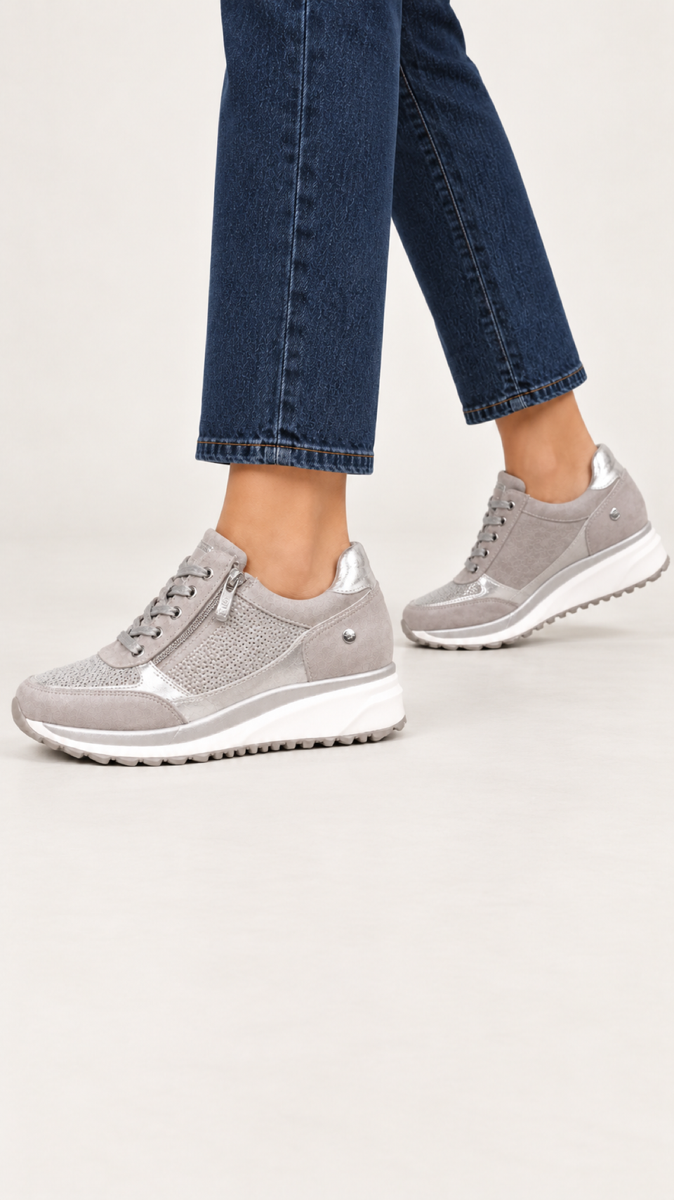 Sneaker mit Keilsohle und seitlichem Reißverschluss – Grau – Am Fuß