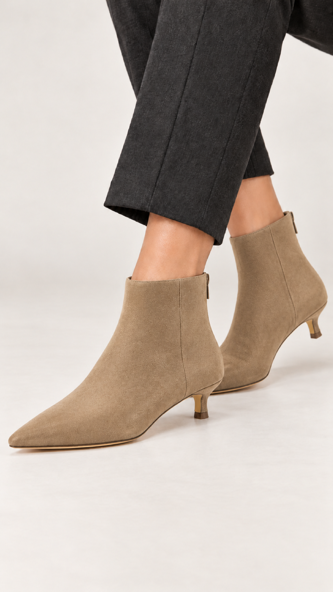 Spitze Stiefeletten mit Kitten-Heel – Beige – Ansicht 1