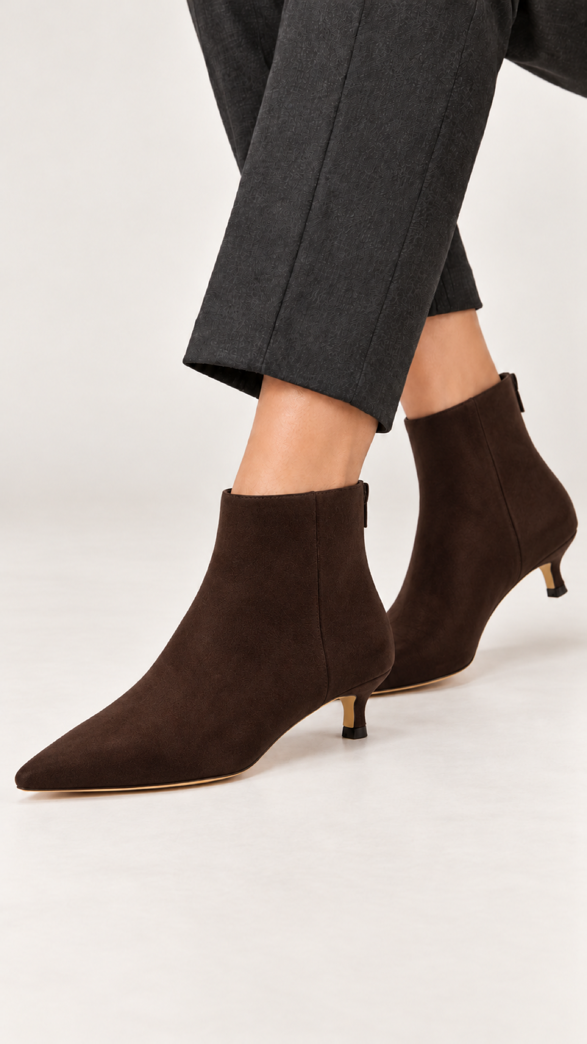 Spitze Stiefeletten mit Kitten-Heel – Braun – Ansicht 1