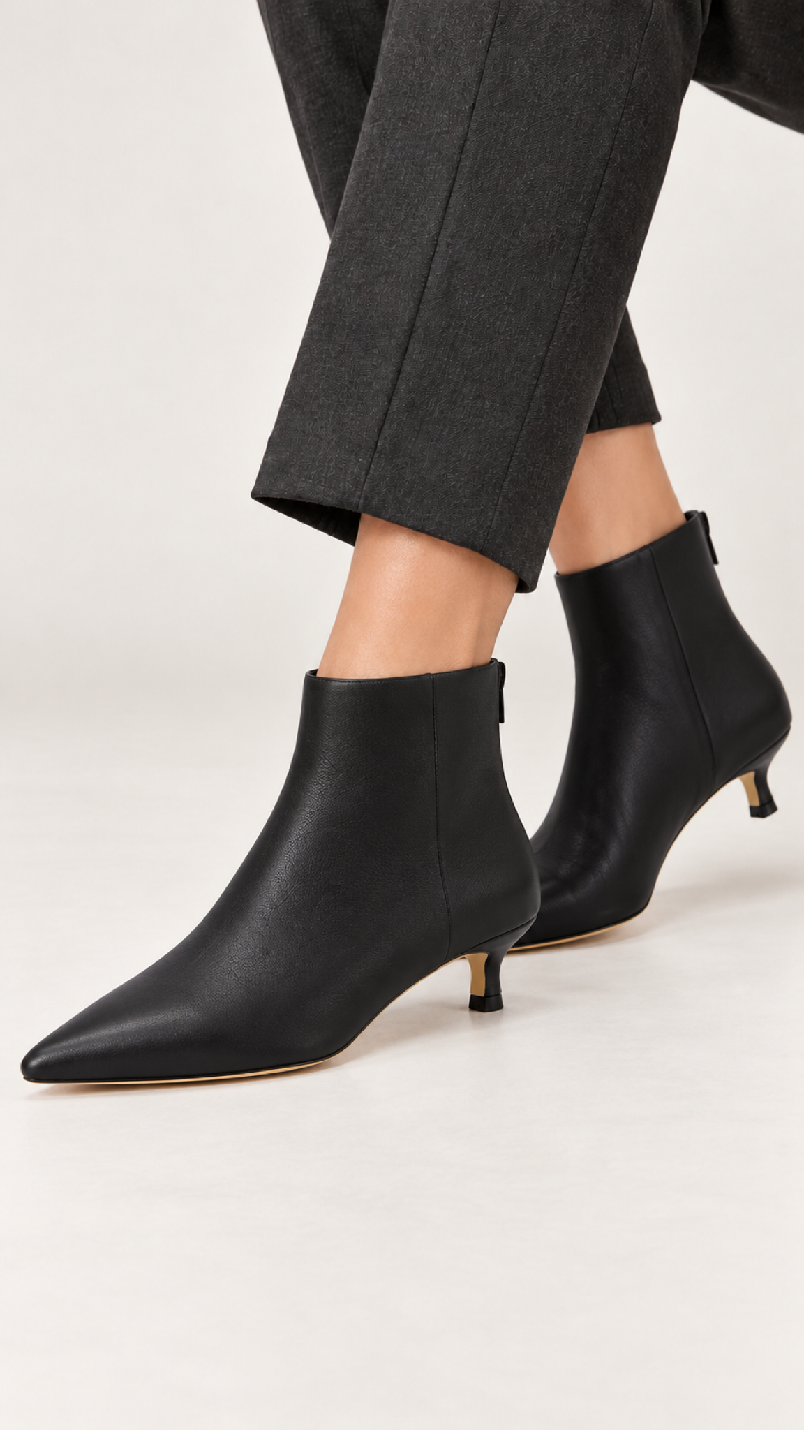Spitze Stiefeletten mit Kitten-Heel – Schwarz – Am Fuß