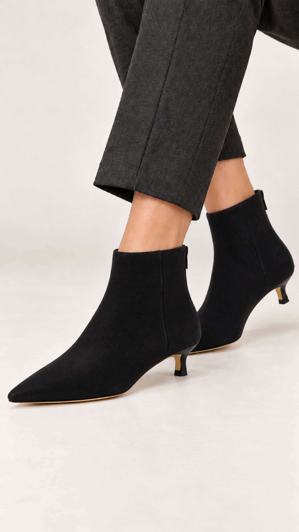 Spitze Stiefeletten mit Kitten-Heel – Schwarz – Veloursoptik – Ansicht 1