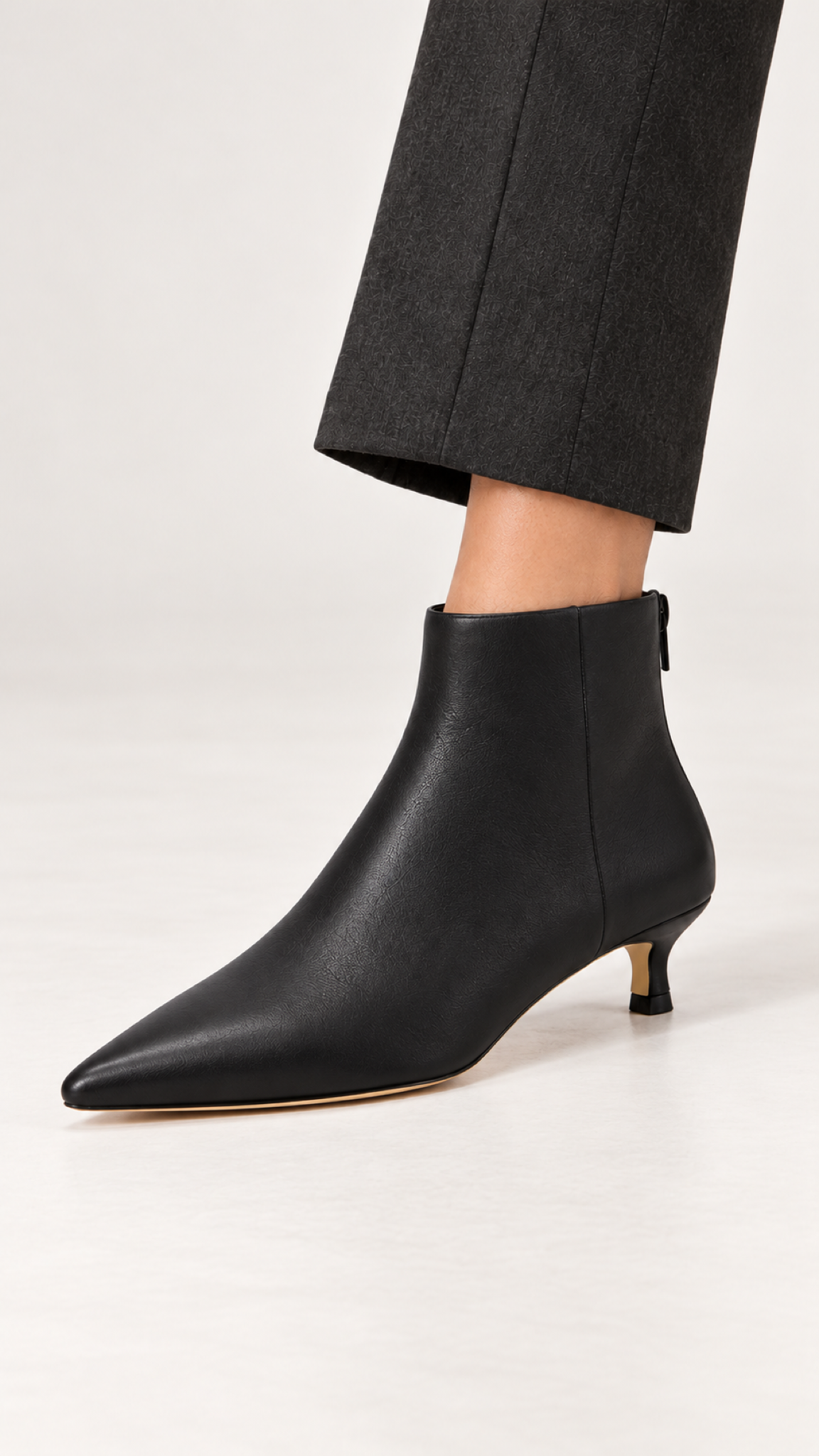 Spitze Stiefeletten mit Kitten-Heel – Schwarz – Ansicht 4