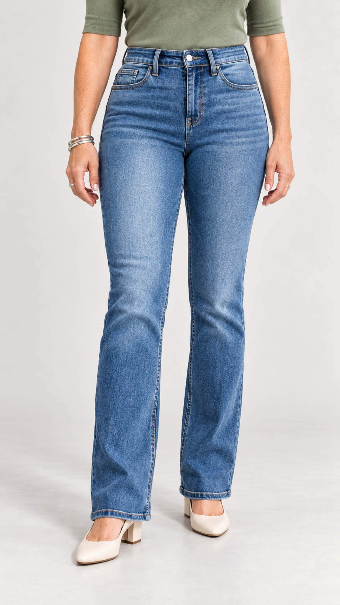 Nora Stretch-Jeans – Mittlere Wäsche – Detailansicht von Bund bis Schuhen