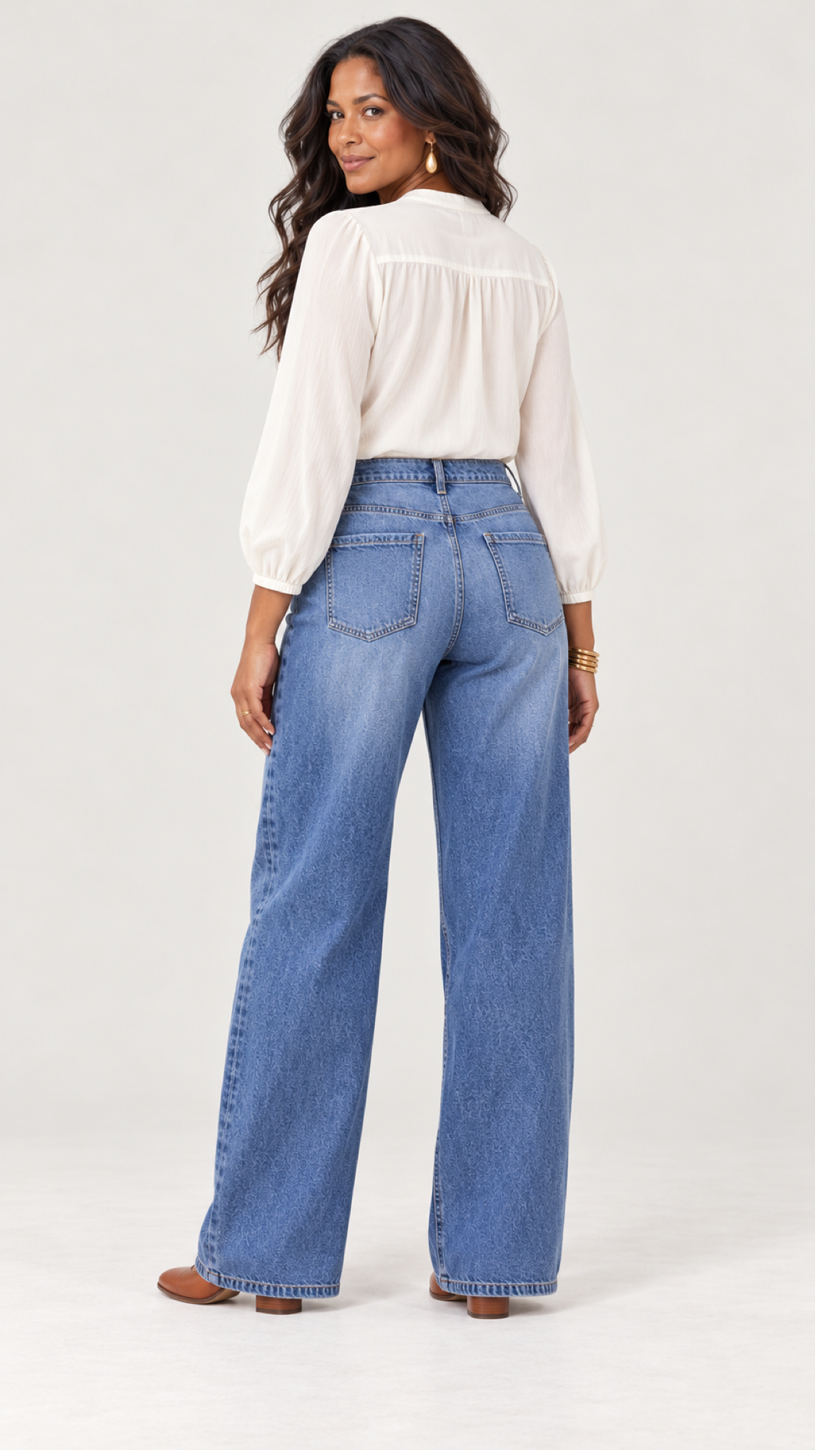 Blaue Retro-Weitbein-Jeans ohne Gürtel – Rückansicht mit Gesäßtaschen