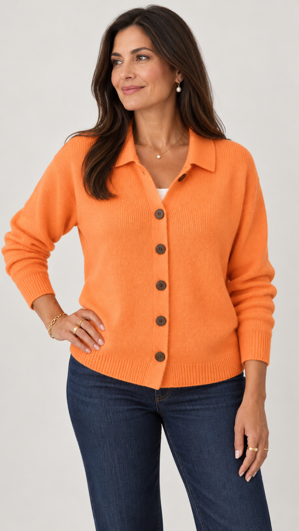 Yvaine Strickjacke in Aprikose – Studioansicht